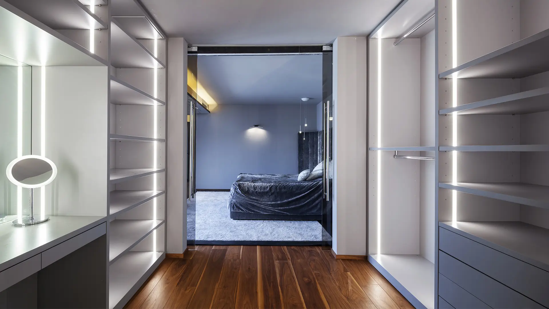Garderobe nach Maß Weiße maßgefertigte Garderobe mit LED-Beleuchtung und Nischen